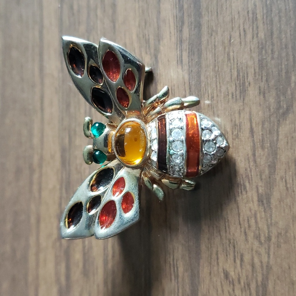Vintage rhinestone enamel bee lapel pin gold tone